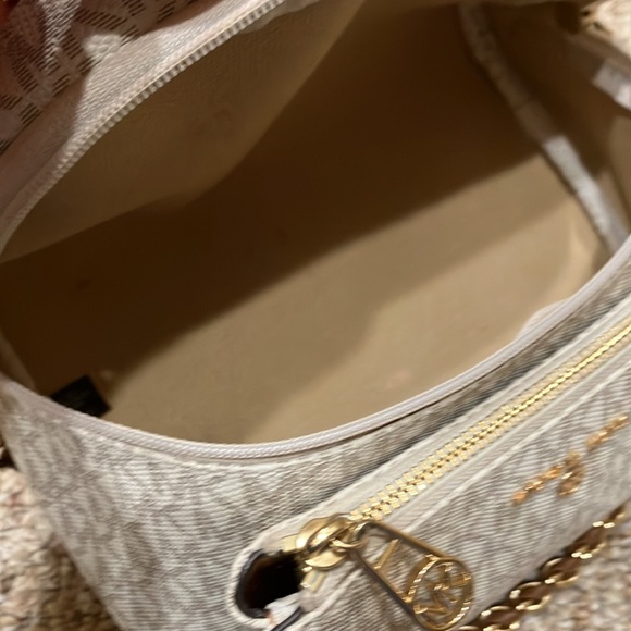 MICHAEL KORS Fanny Pack. Excellent condition, no stains or wear and tear. - Picture 2 of 8